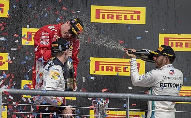 Hamilton (d), Räikkönen y Verstappen, en el podio del circuito de las Américas. 