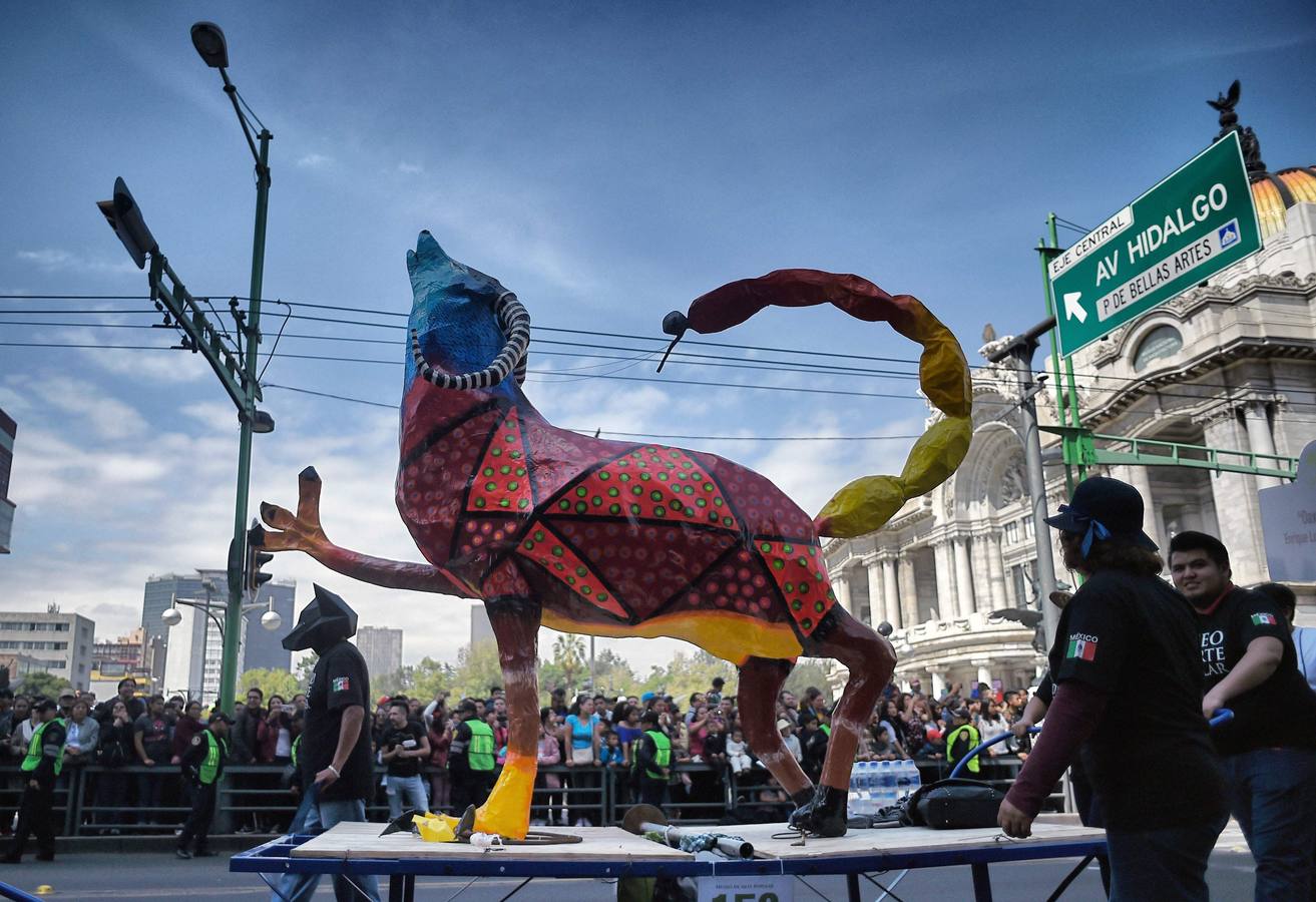 Un centenar de figuras de animales fantásticos, conocidos como alebrijes, desfiló ante la algarabía de decenas de miles de personas que colmaron el recorrido por las calles del centro de la Ciudad de México.