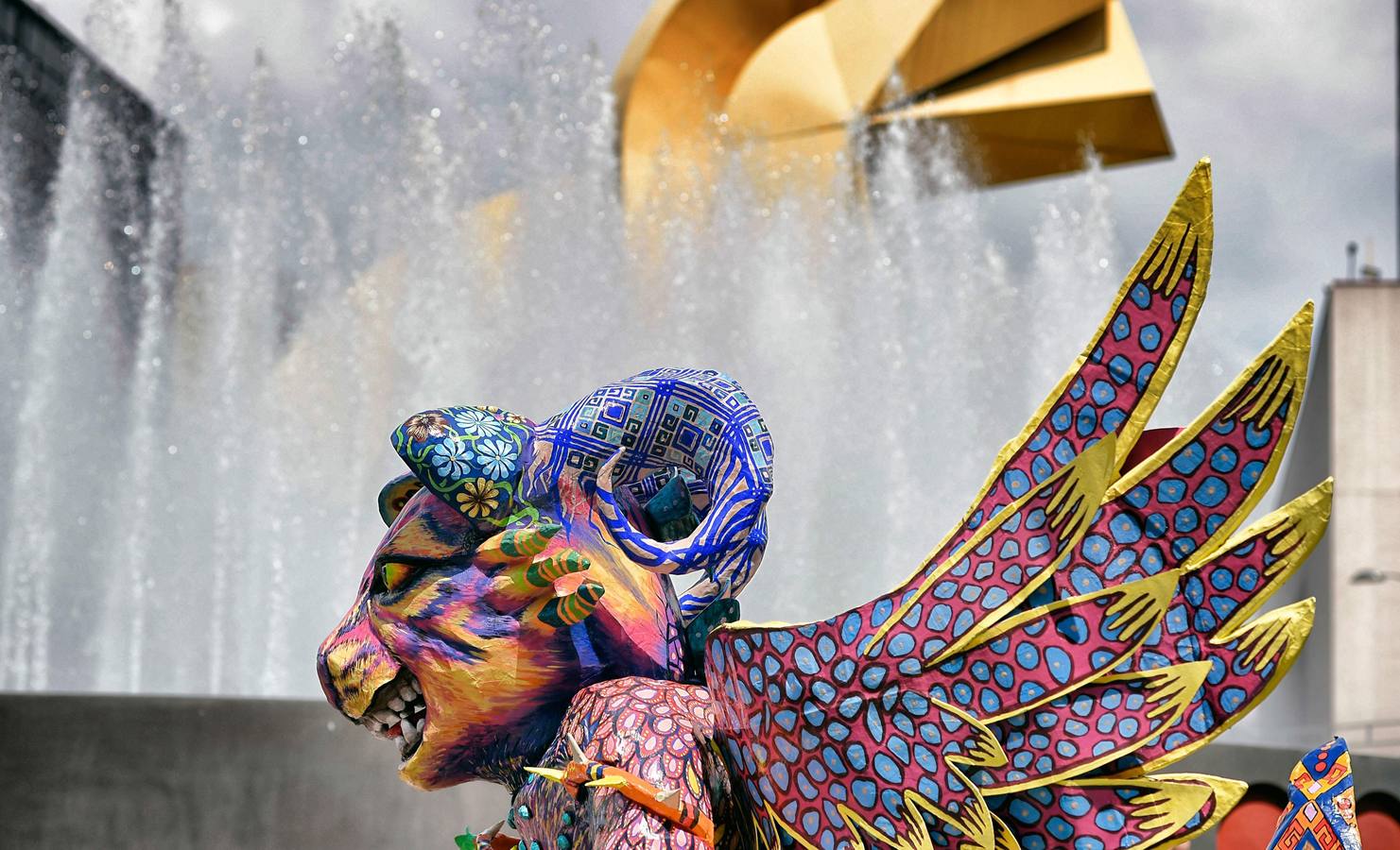 Un centenar de figuras de animales fantásticos, conocidos como alebrijes, desfiló ante la algarabía de decenas de miles de personas que colmaron el recorrido por las calles del centro de la Ciudad de México.