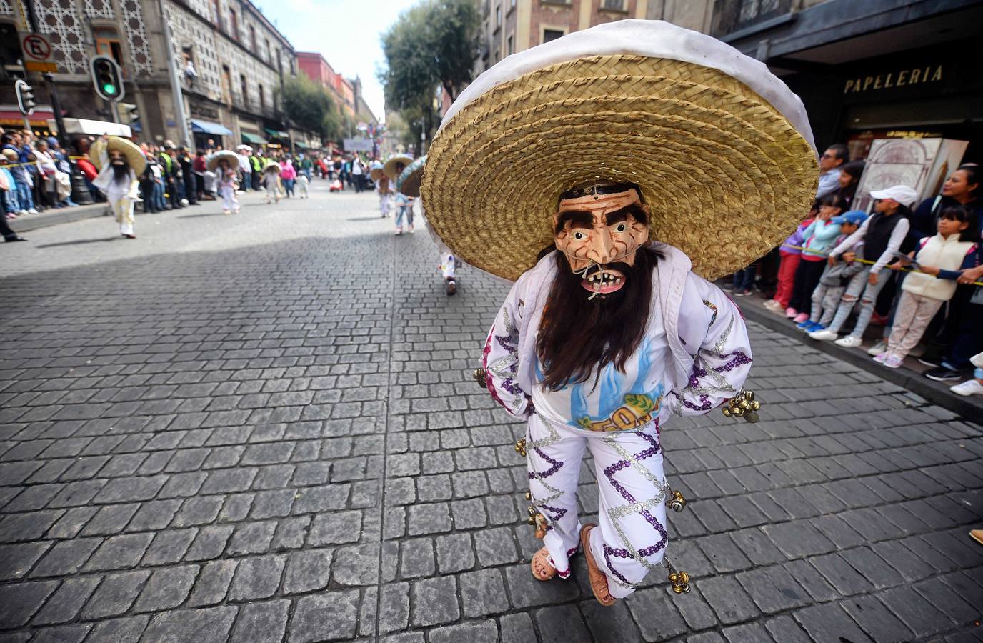 Un centenar de figuras de animales fantásticos, conocidos como alebrijes, desfiló ante la algarabía de decenas de miles de personas que colmaron el recorrido por las calles del centro de la Ciudad de México.