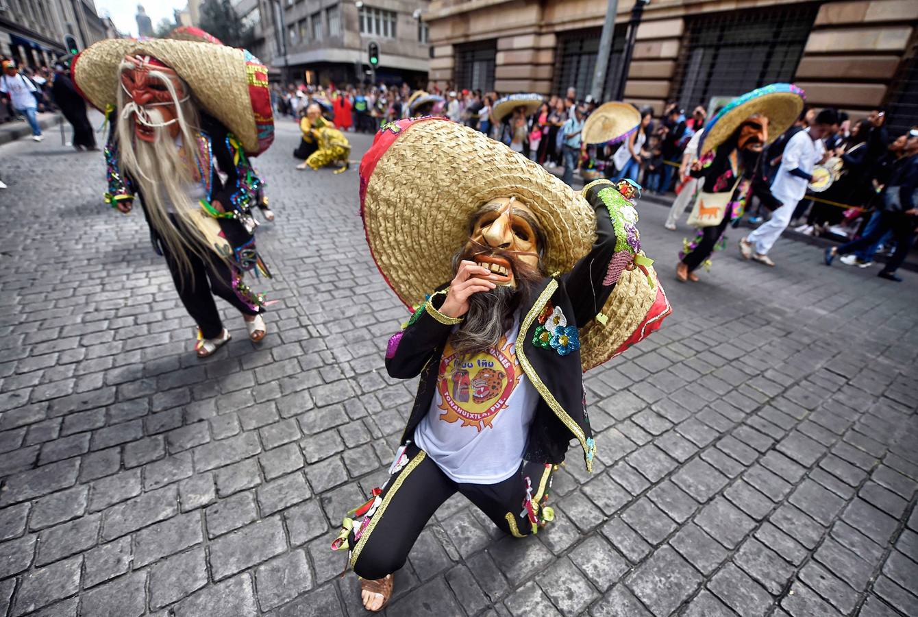 Un centenar de figuras de animales fantásticos, conocidos como alebrijes, desfiló ante la algarabía de decenas de miles de personas que colmaron el recorrido por las calles del centro de la Ciudad de México.