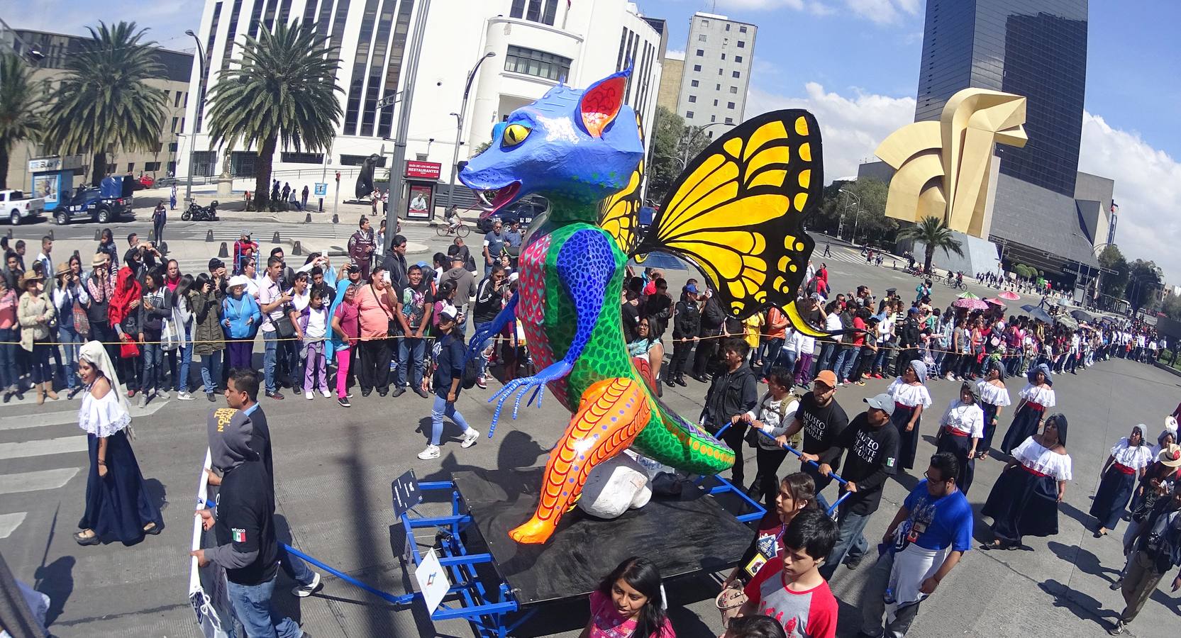 Un centenar de figuras de animales fantásticos, conocidos como alebrijes, desfiló ante la algarabía de decenas de miles de personas que colmaron el recorrido por las calles del centro de la Ciudad de México.