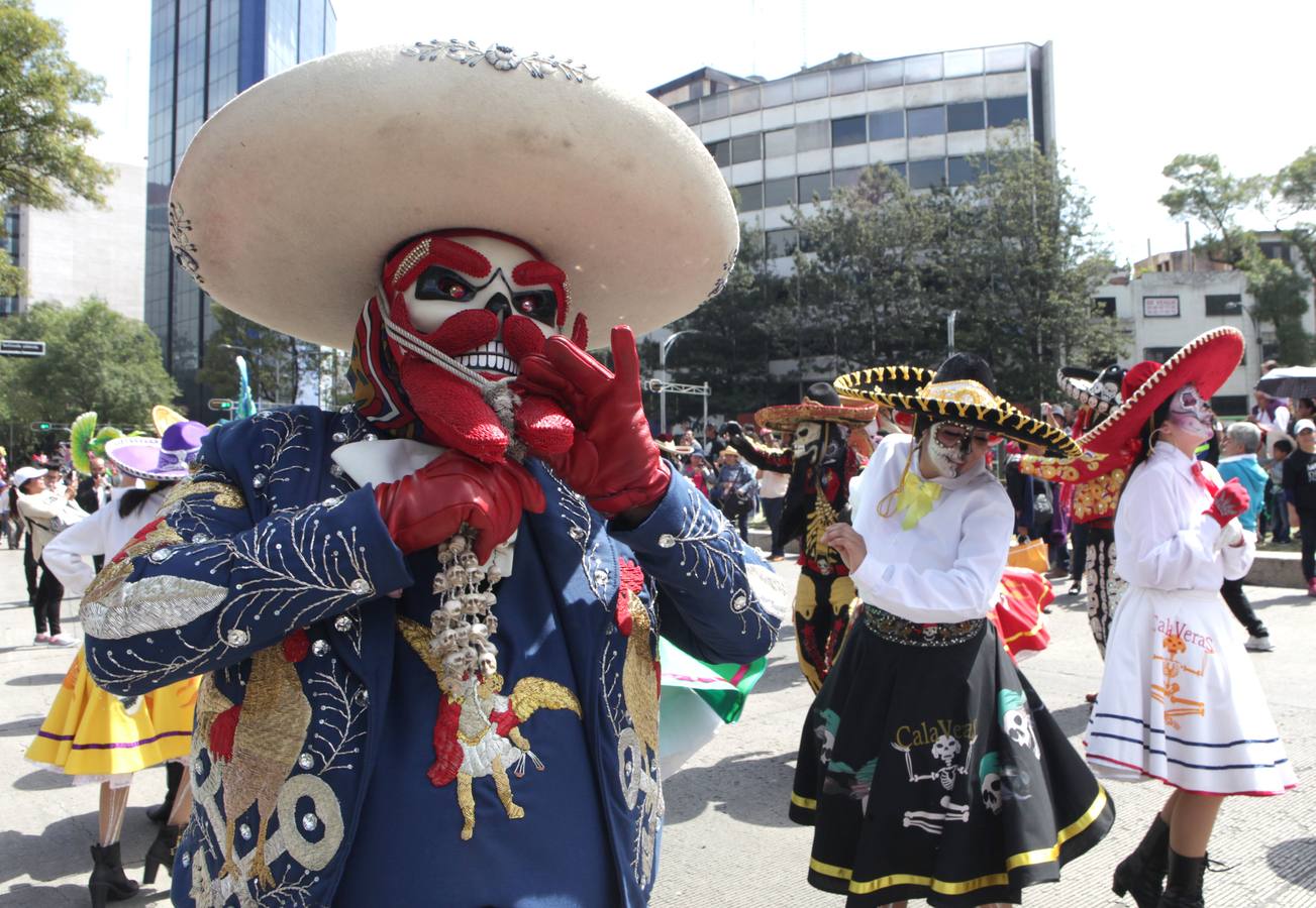 Un centenar de figuras de animales fantásticos, conocidos como alebrijes, desfiló ante la algarabía de decenas de miles de personas que colmaron el recorrido por las calles del centro de la Ciudad de México.