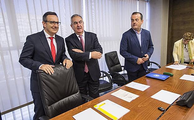 Diego Conesa, Rafael González Tovar y Javier Iniesta, en la mañana de este lunes, durante la Comisión de Seguimiento de la llegada del AVE a la Región.