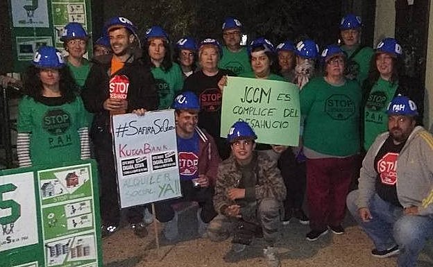 Miembros de la Plataforma de Afectados por la Hipoteca (PAH) de Guadalajara, que ha tratado de evitar el desalojo.