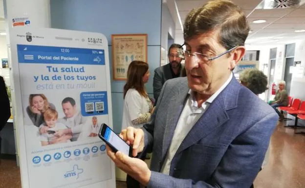 El consejero de Salud, Manuel Villegas, enseña como se utiliza el acceso a la web Portal del Paciente.