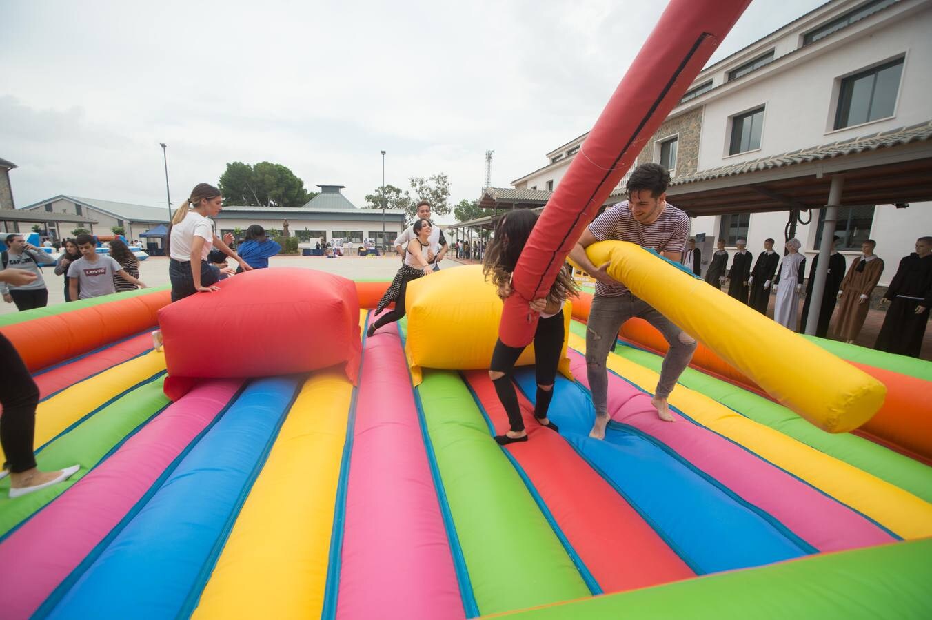 El acto de bienvenida se desarrolló en la plaza central del campus, donde fueron instalados hinchables y expositores con los clubes deportivos que patrocina la UCAM.