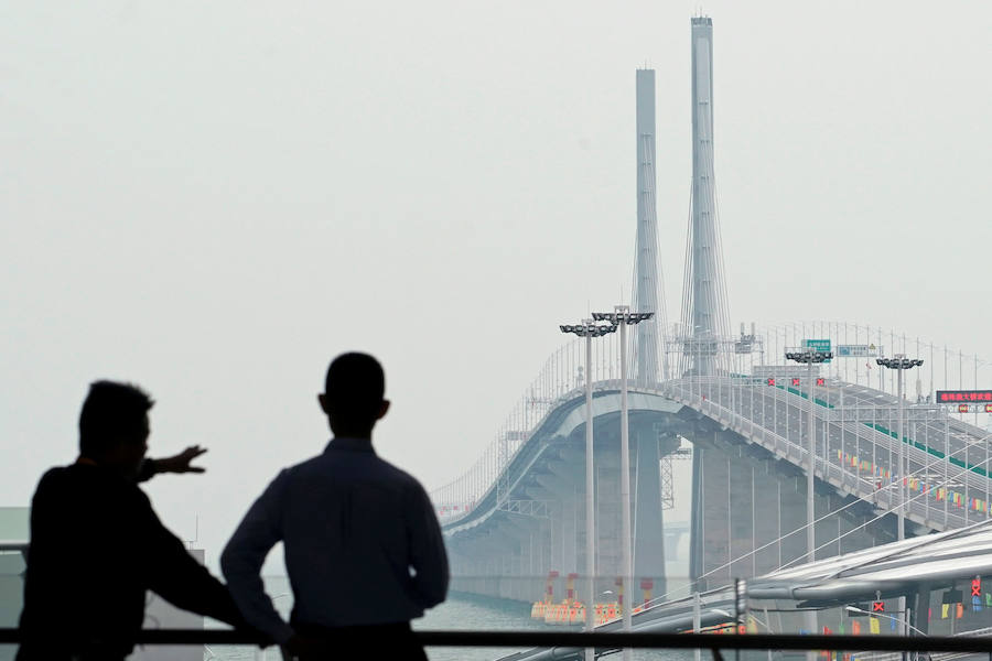 Conecta las tres ciudades de Hong Kong, Zhuhai y Macao con 55 kilómetros de recorrido