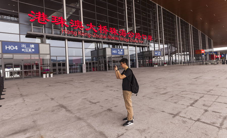 Conecta las tres ciudades de Hong Kong, Zhuhai y Macao con 55 kilómetros de recorrido