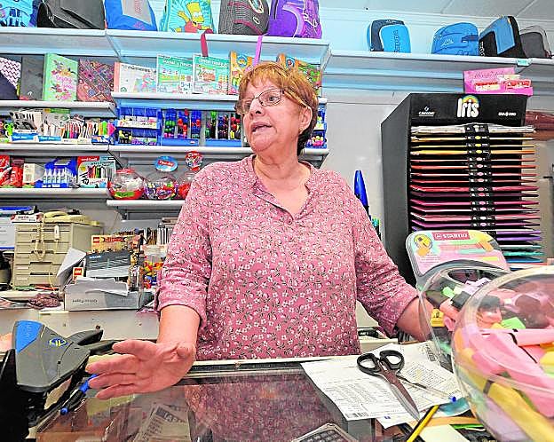 Neva Victoria Estruch, en la papelería que regenta en el barrio de La Viña, la 'zona cero' del terremoto.