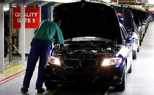 Un operario de BMW revisa vehículos en la planta de Rosslyn.