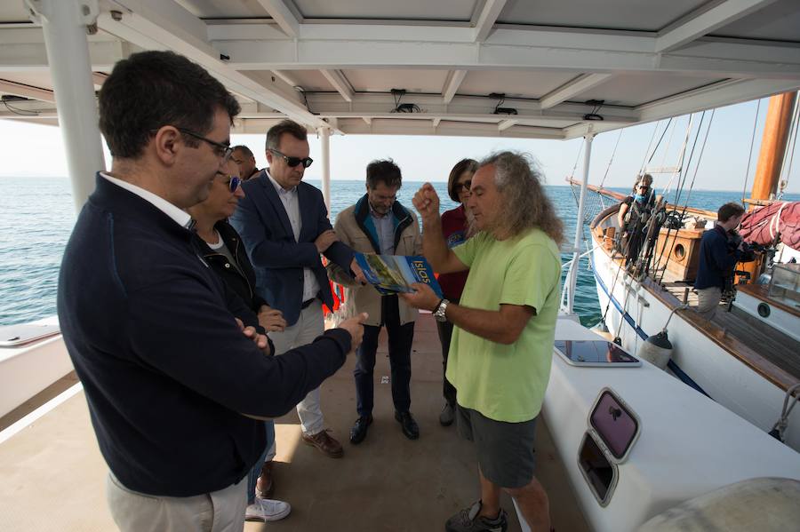 Representantes de los pescadores y técnicos de ANSE y WWF han liberado medio centenar de anguilas en el Mar Menor para su estudio desde el catamarán solar y el velero Else.