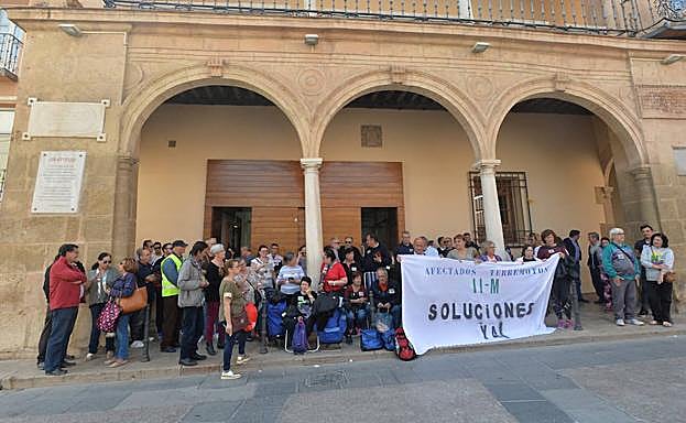 Los encerrados en el Ayuntamiento de Lorca, antes de entrar en el consistorio.