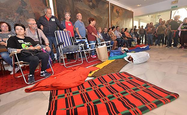 Los afectados por el embargo de las ayudas por el terremoto de Lorca, encerrados en el Consistorio del municipio.