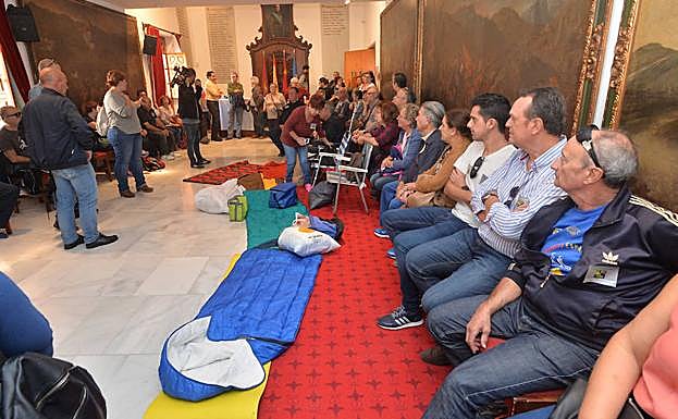 Afectados por los expedientes, este martes, durante el encierro en la Sala de Cabildos.