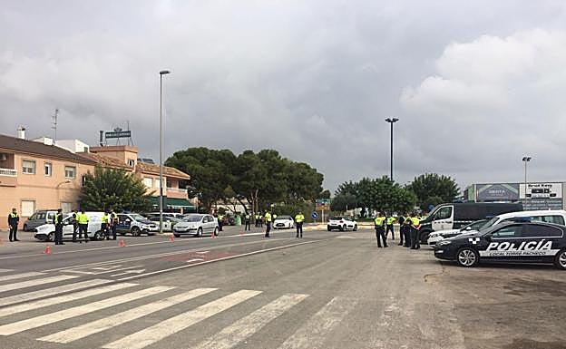 Guardias civiles y policías locales, ayer, durante el dispositivo desarrollado en la carretera N-332 que conecta San Javier y San Pedro . 