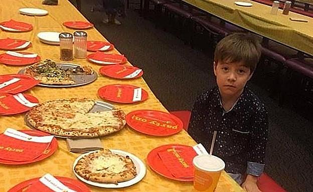 La triste foto de un niño que tuvo que celebrar solo su cumpleaños porque no fue ninguno de los invitados