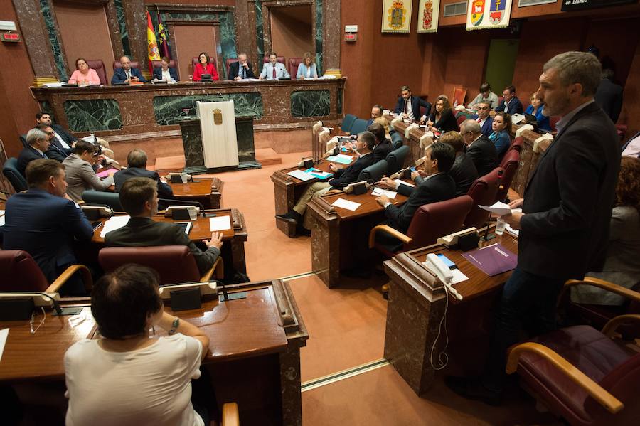 López Miras reconoce que el proceso para equiparar los salarios de los trabajadores murcianos a la media nacional es «lento»