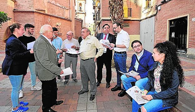 José Luis Marco (c), con papeles en la mano, rodeado de vecinos en la plaza de la Candelaria 