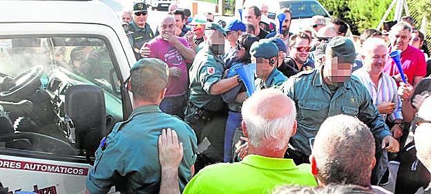 Agentes de la Guardia Civil interviniendo ayer en las protestas de funcionarios a las puertas de la prisión de Sangonera. 