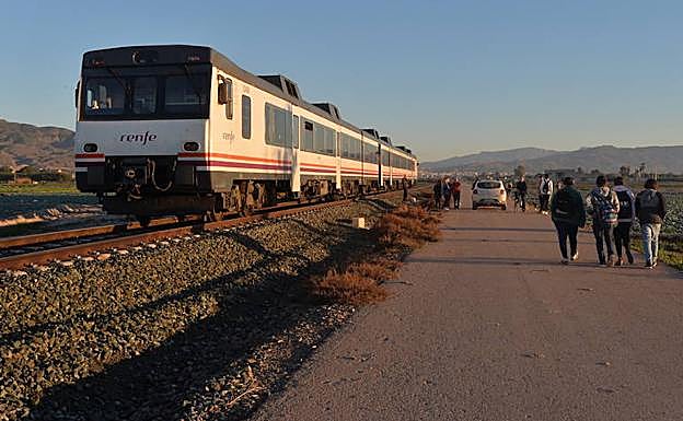 Algunos de los pasajeros esperan su traslado tras el suceso.