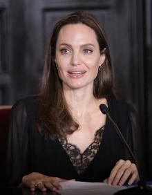 Imagen secundaria 2 - La actriz Angelina Jolie durante su visita a Lina, Perú.