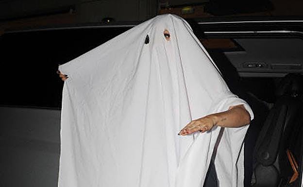 El clásico fantasma que se viste con una sábana