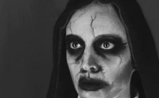 El disfraz de la monja con facciones bien marcadas