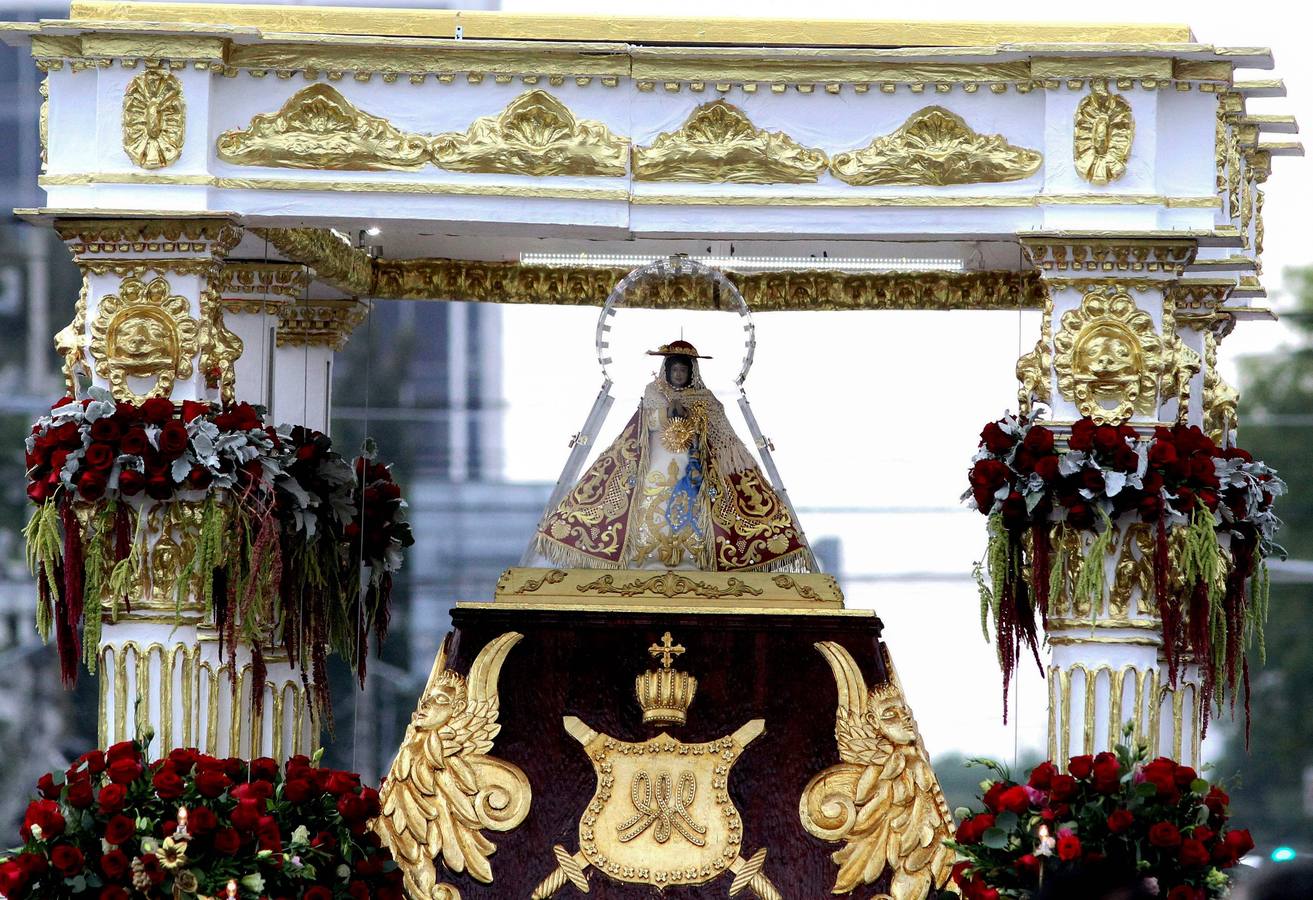 Peregrinos se dirigen a la Catedral Metropolitana de Guadalajara durante un romería en honor a la virgen de Zapopan, en Guadalajara, México. El fervor y devoción de casi dos millones de fieles acompañó la «Romería» de los miles de penitentes que escoltan con danzas y bailes el retorno de la virgen de Zapopan a su iglesia.