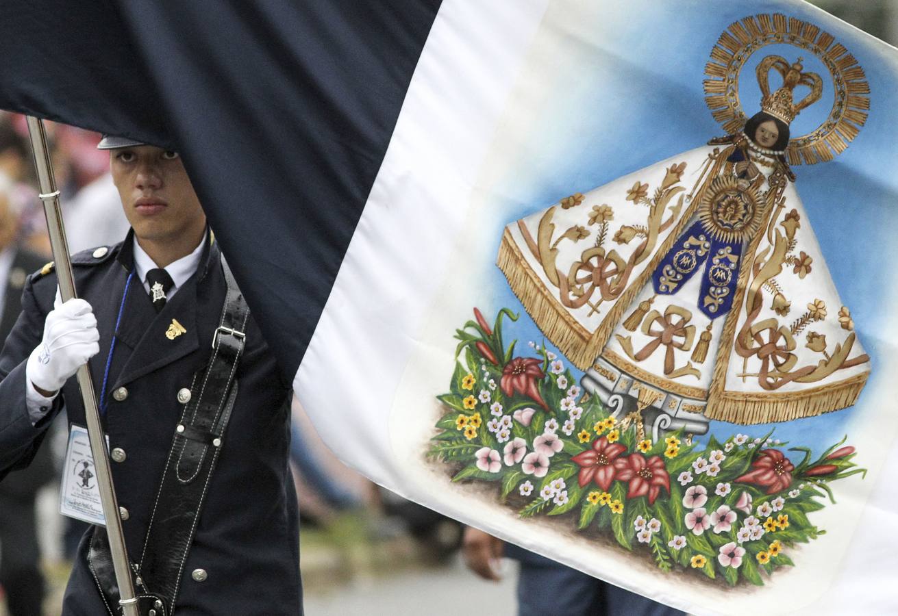 Peregrinos se dirigen a la Catedral Metropolitana de Guadalajara durante un romería en honor a la virgen de Zapopan, en Guadalajara, México. El fervor y devoción de casi dos millones de fieles acompañó la «Romería» de los miles de penitentes que escoltan con danzas y bailes el retorno de la virgen de Zapopan a su iglesia.