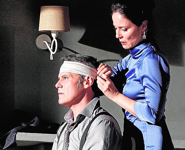 Roberto Enríquez y Aitana Sánchez-Gijón, durante un ensayo de la obra. 