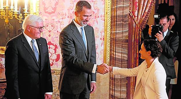 Ana Carrasco saluda a Felipe VI, el miércoles. 