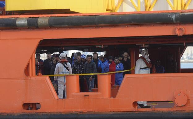 Algunos de los inmigrantes que han llegado esta mañana al Puerto de Cartagena en el buque 'Clara Campoamor'.