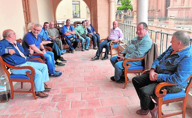 Los damnificados por las ayudas, ayer, en el balcón principal del Ayuntamiento a donde salieron para tomar el fresco.