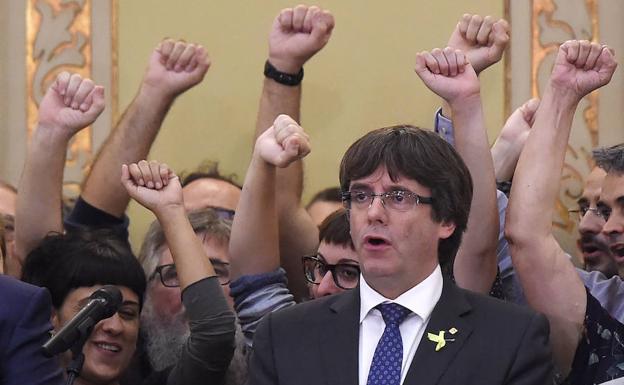 El expresidente de la Generalitat, Carles Puigdemont, canta el himno catalán «Els Segadors» después de declarar la independencia de Cataluña el 27 de octubre de 2017.