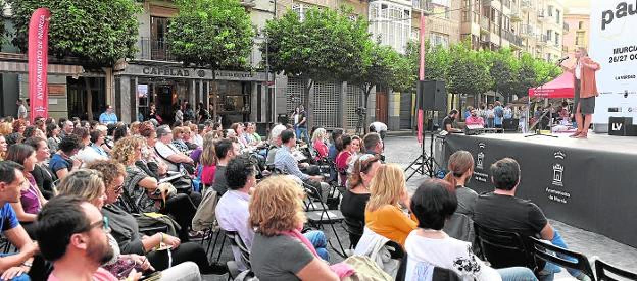 Alba Alonso Feijoo durante su ponencia, ayer, en la plaza de los Apóstoles de la capital murciana. 