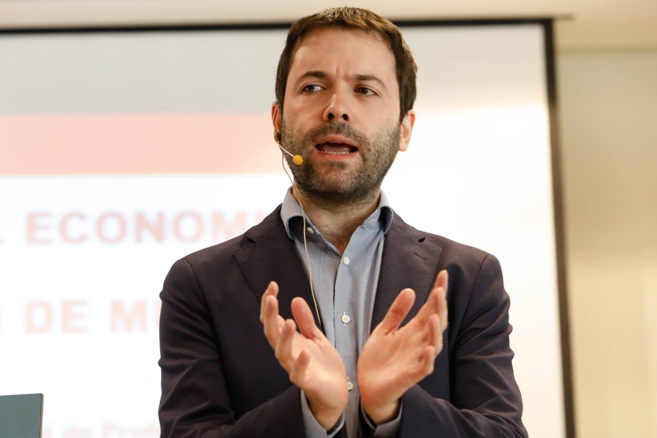 El profesor del IE Business School, que disertó ante 300 economistas, aboga por que las comunidades puedan tener «poder de decisión» tributario para atraer inversiones