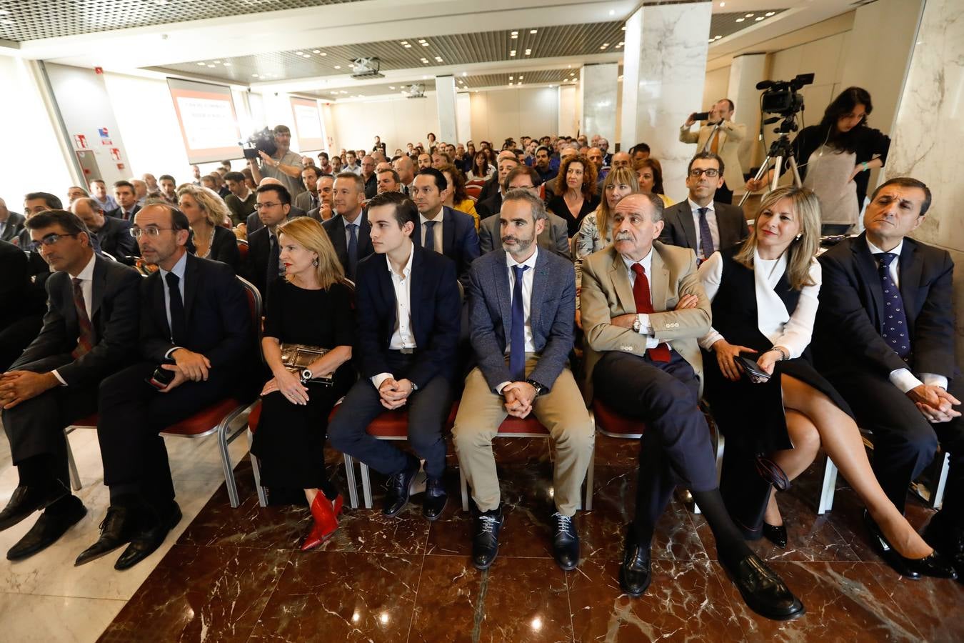 El profesor del IE Business School, que disertó ante 300 economistas, aboga por que las comunidades puedan tener «poder de decisión» tributario para atraer inversiones