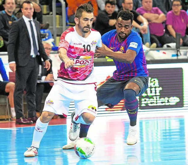 Álex Yepes pelea con Arthur por un balón. 