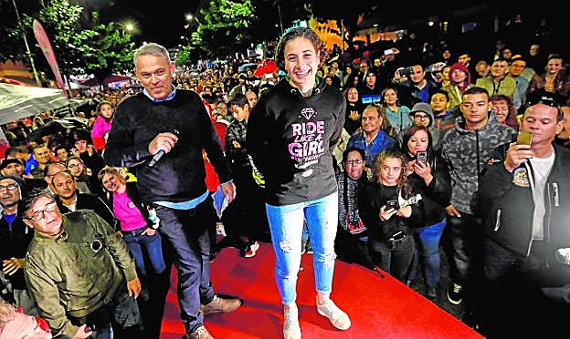 La campeona del mundo de SuperSport 300, en el escenario de la Gran Vía, con los motoristas y aficionados detrás.