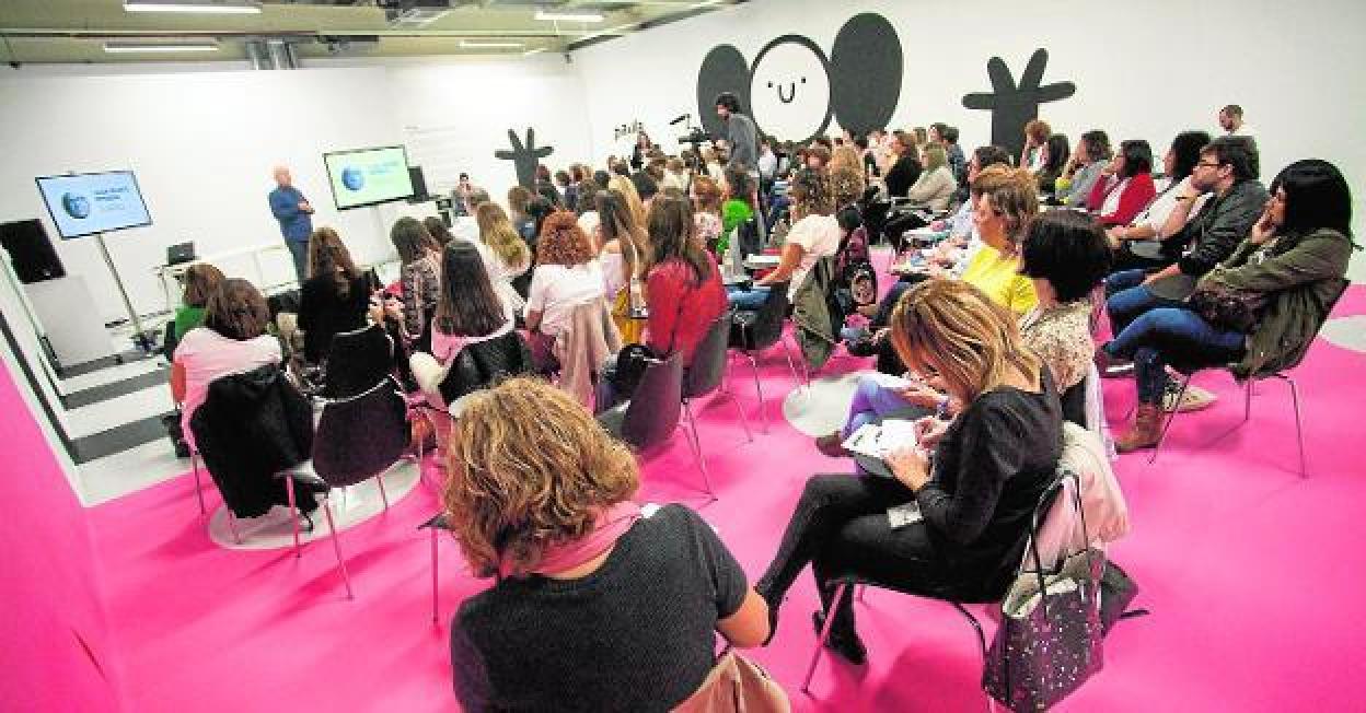 Los asistentes del programa Primera Infancia en el Centro Párraga, donde está instalada la expo 'Campo de Juego' de Susie Hammer hasta el 4 de noviembre. 