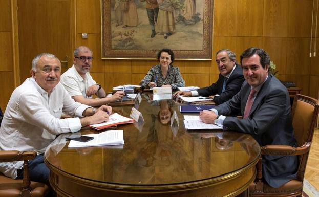 La ministra de Trabajo, Magdalena Valerio, junto a los líderes de CC OO y UGT y los de la CEOE y Cepyme.