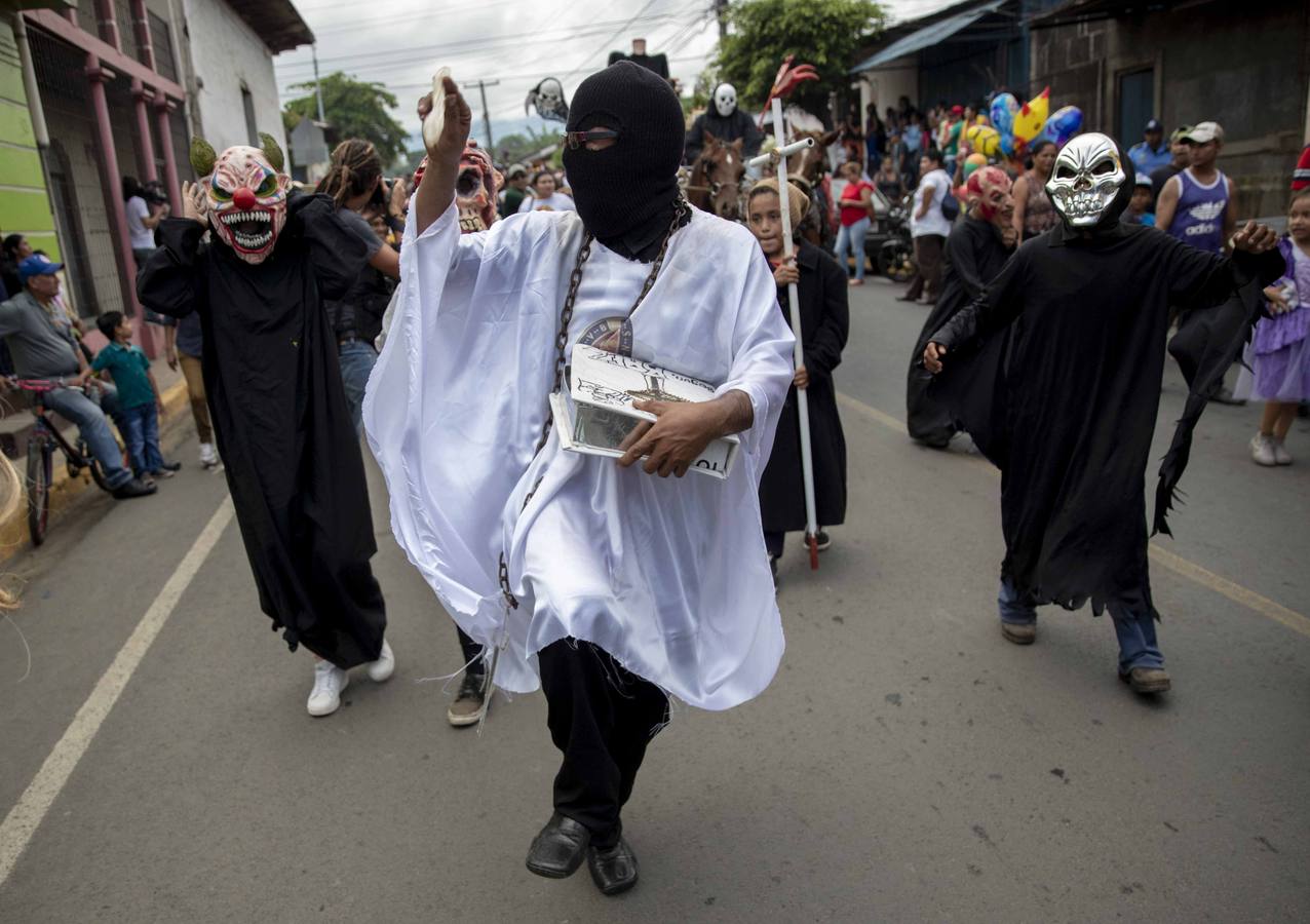 La tradicional fiesta de Los Agüizotes, un carnaval de disfraces terroríficos celebrado en Masaya (Nicaragua), se realizó este año con una disminución de participantes con motivo de las protestas al gobierno de Daniel Ortega.