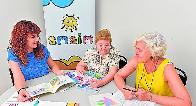Las trabajadoras de Amaim, reunidas en una de las salas de la asociación en Murcia. 