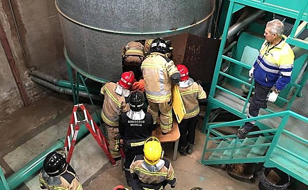 Los bomberos trasladados al almacén de Sangonera la Seca, donde ha ocurrido el suceso.