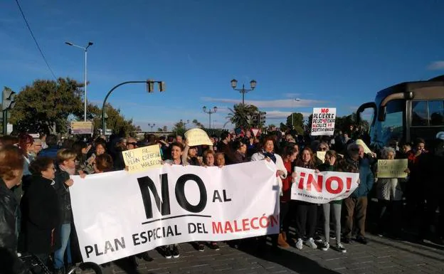 Los manifestantes contra el 'Plan Especial del Malecón', esta mañana.