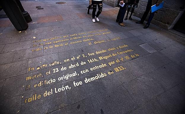 Imagen principal - 1. Inscripción en el suelo que cuenta lo sucedido con la casa original. 2. Un medallón de piedra recuerda que ahí estuvo la casa del escritor. 3. Cervantes entraba por la puerta de la calle del León, en la imagen.