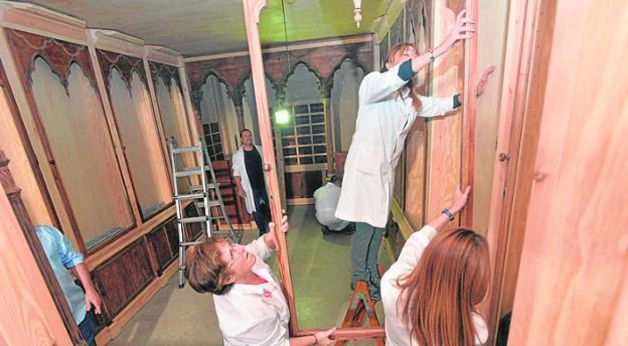 Alumnas del taller de restauración procediendo a su montaje. agm