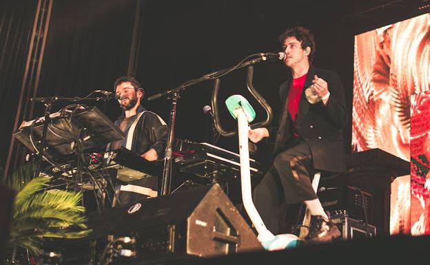 Ben Goldwasser (i) y Andrew VanWyngarden, sobre una bicicleta estática, durante el concierto de MGMT en el Welcome. 