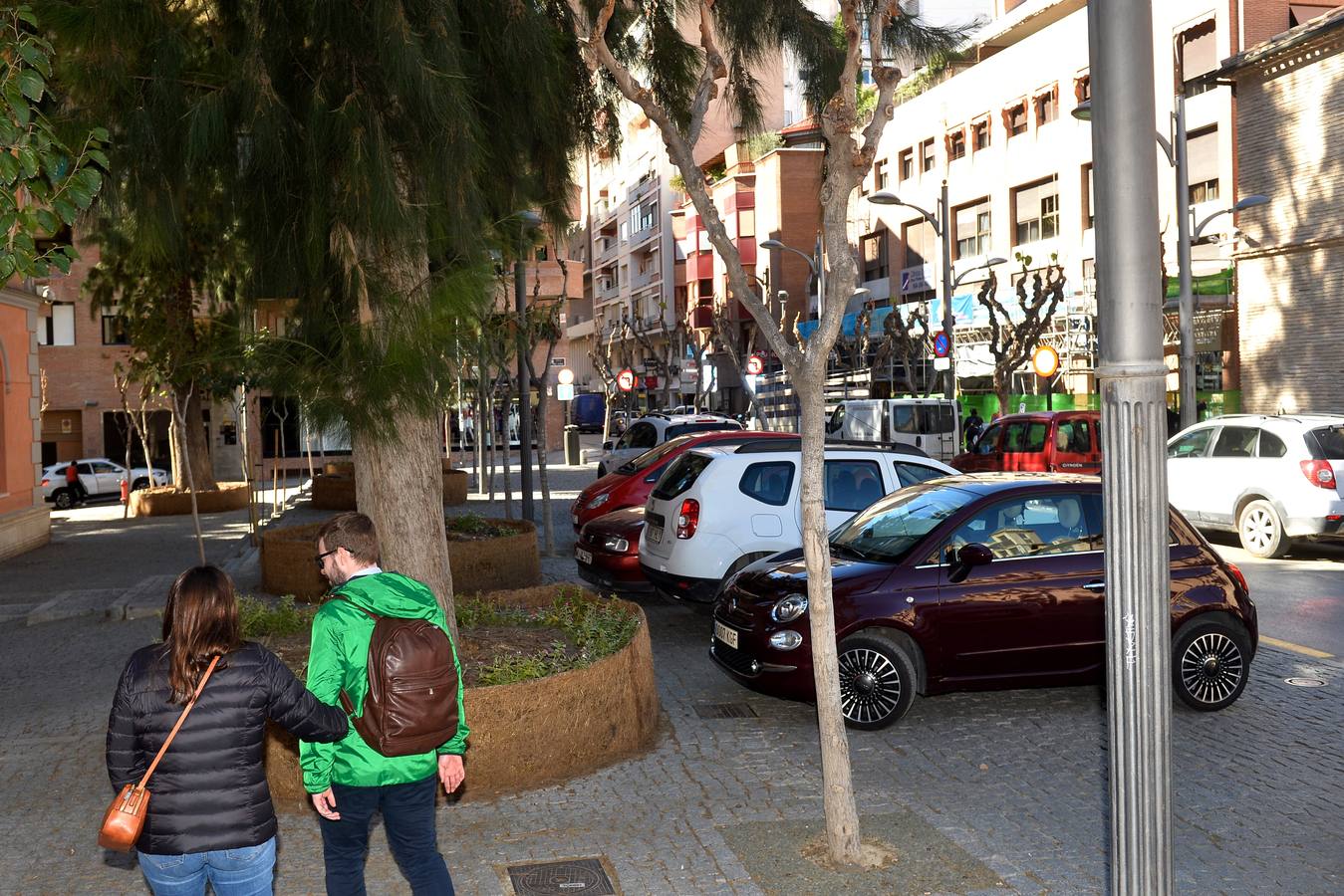 El caos de tráfico se impuso ayer en torno a las 9 de la mañana y poco antes de las 2 de la tarde, coincidiendo con las horas de entrada y salida de los alumnos de los dos colegios ubicados en ambos extremos de la nueva avenida Alfonso X